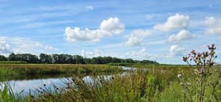 Blauw bewolkte lucht boven de provincie Groningen 