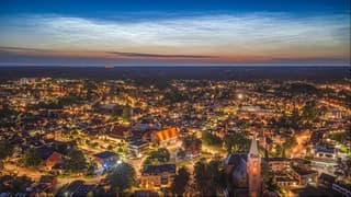 Lichtende nachtwolken gemaakt met de drone 