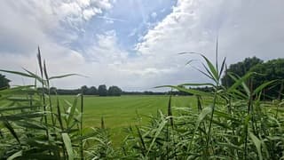 Drukkend warm, blauw gat in wolkendek