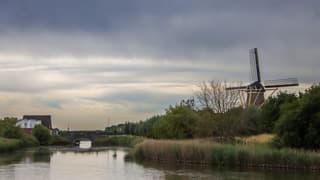 Regenbui in een windstil landschap
