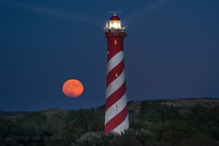 Volle maan naast vuurtoren Haamstede