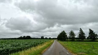Grijze lucht met lichte regen