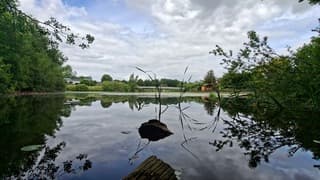 Spiegelbeeld blauwe lucht en bewolking
