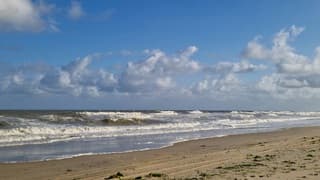 Hollandse wolkenluchten boven zee 