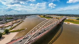 Zon bij de Waalbrug