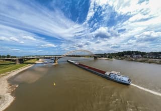 Zon bij de Waalbrug (foto 2)