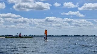 Zon wolken en wind op de westeinderplassen 