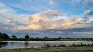 Wolk in de avondzon