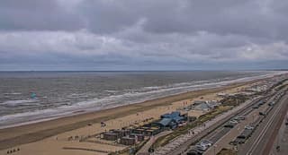 Zwaar bewolkt boven zee 