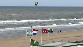stevig windje aan zee