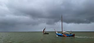 Donkere wolken boven de Waddenzee 