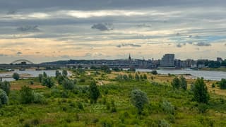 Wolken bij de tussen Waal