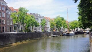 Zon, zomer en wat sluierbewolking in de binnenstad van Den Bosch