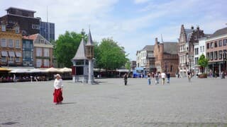 Zon, sluierbewolking en klam warm in Den Bosch