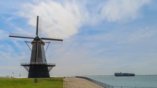 Mooi zonnig zomerweer met wat sluierwolken