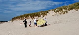 Moeite met de wind aan zee 