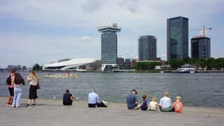 Zon, wat wolkjes en zittend aan het IJ in Amsterdam