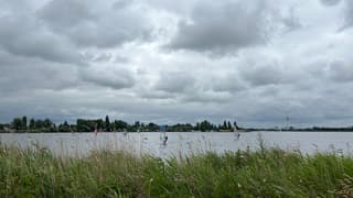 Veel bewolking. De wind kwam de jonge surfers goed van pas.