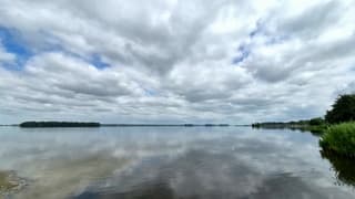 Reflectie wolken op het water
