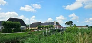 Blauw bewolkte lucht boven het Groninger dorpje Briltil 
