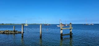 Rustige Waddenzee bij de ingang van de haven ...
