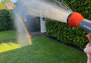 Tuin besproeien na warme dag