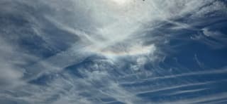Haloregenboog in de sluierwolken