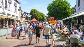 Het was vanmorgen al gezellig druk op de markt en de terrasjes