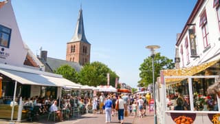Het was vanmorgen al gezellig druk op de markt en de terrasjes