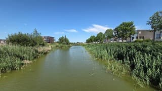 Warme wind en wat bewolking boven de watergang 