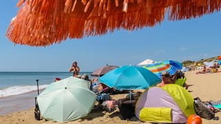 Stranddrukte met parasols 