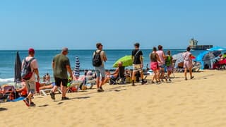 Strandgangers op weg naar een plekje