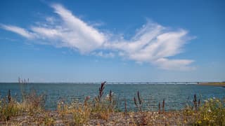 Enige sluierbewolking boven de Oosterschelde