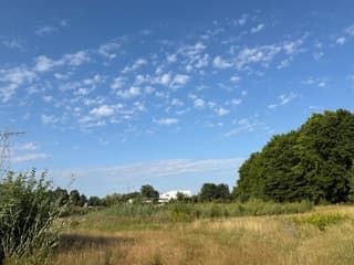 Blauwe lucht en wolkjes 
