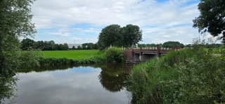 Opklaringen en weerspiegeling in het water vanmiddag 
