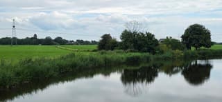 Bewolking en weerspiegeling in het water bij Feerwerd 