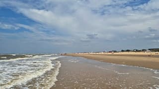 Zon en wolken boven het strand
