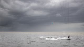 Buitje boven zee 