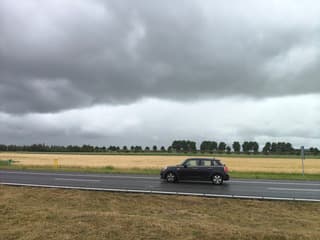wolkenband boven graanveld