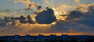 Zonneharp tijdens zonsondergang 