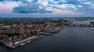 Wolken en opklaringen na zonsondergang