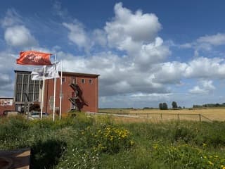 Wind, wolken en blauwe lucht 
