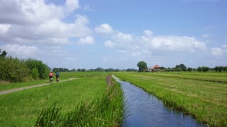 Zon en wolken in een mooi polderlandschap net buiten Utrecht