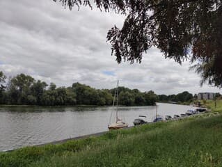 Zicht op de Maas, bewolkt.