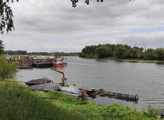 Zicht op de Maas, boten, bewolkt.
