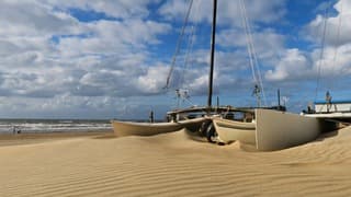 WInd, stapelwolken en catamarans in het stuifzand