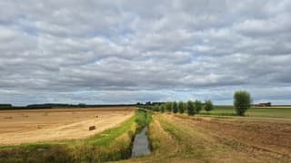 Overwegend bewolkt maar af en toe strijkt het zonlicht over de landerijen