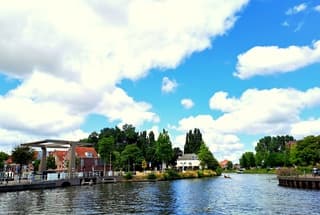 Mooi wolkendek boven het NHkanaal