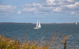 Zon, wind en stapelwolken; ideaal zeilweer