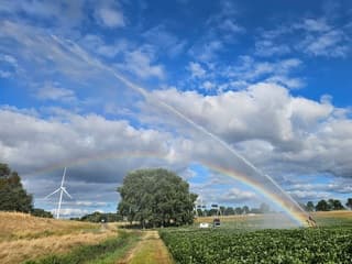 Regenboog in de sproeier